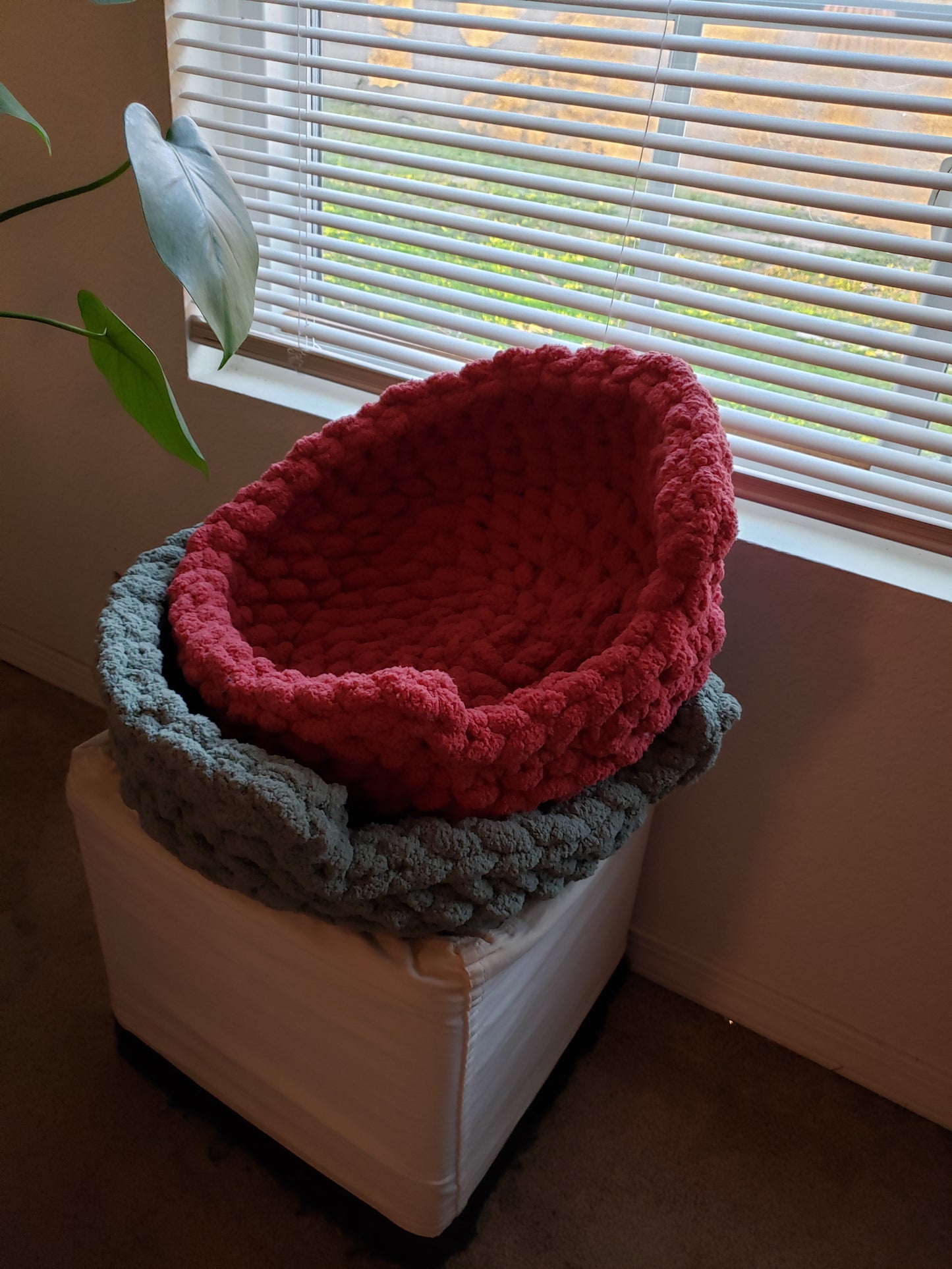 Chunky Chenille Round Pet Bed